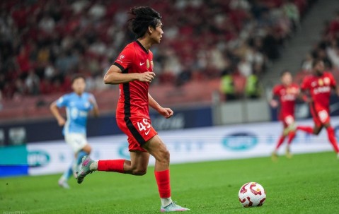 九游体育平台 -包含上海海港训练开放日；冲刺阶段队长鼓劲引欢呼；意大利杯在即；纪律约束更严格的词条