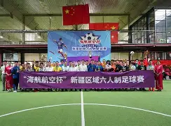  小雪踩发摩托车 