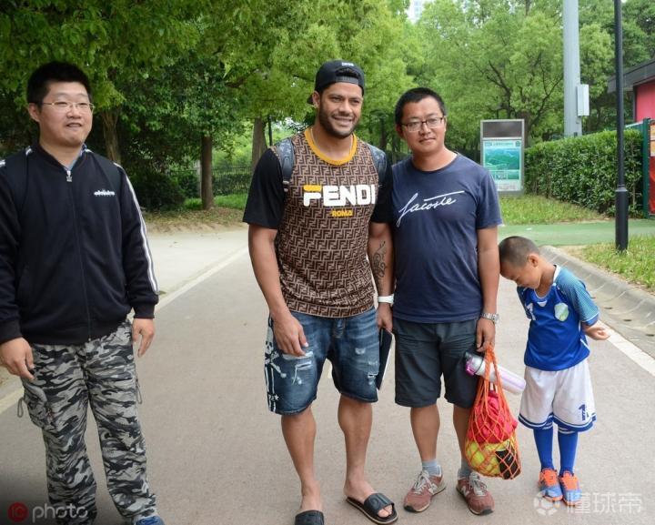  亚洲杯关键战再迎强敌，比利亚雷亚尔官宣签约，主帅态度：信心回归，医务组通报恢复