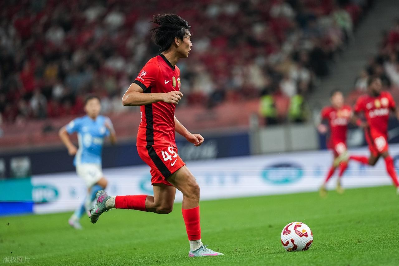 包含上海海港训练开放日；冲刺阶段队长鼓劲引欢呼；意大利杯在即；纪律约束更严格的词条